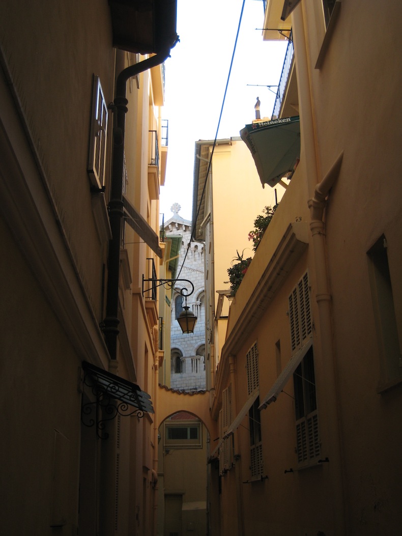 wąskie chłodne uliczki